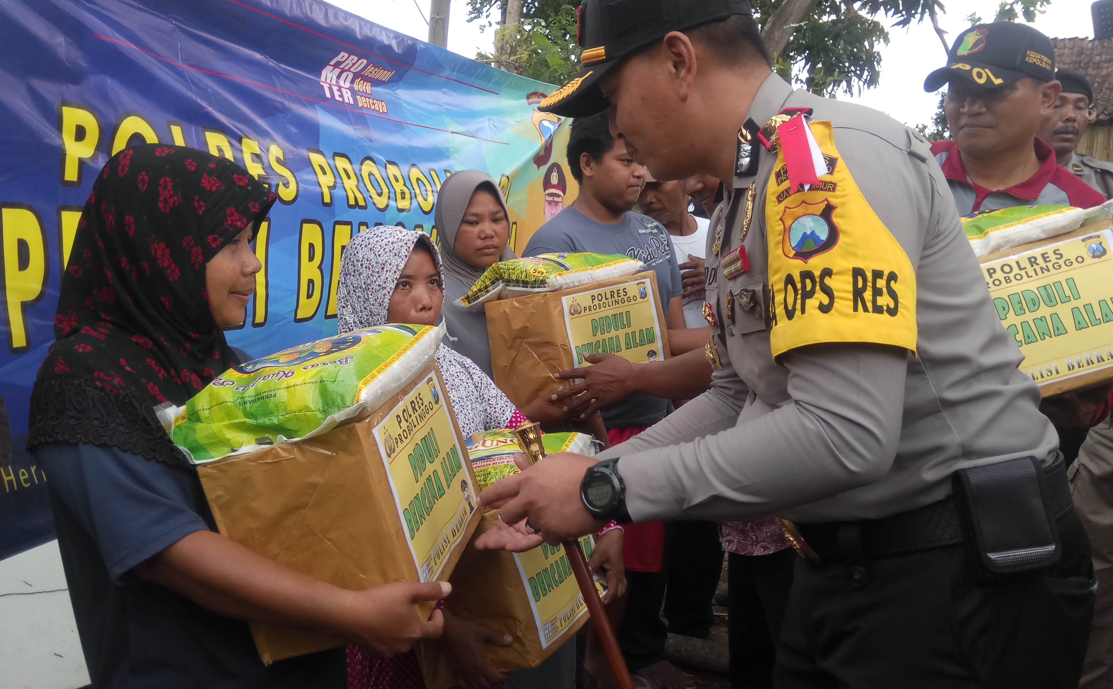 Kunjungi Korban Puting Beliung di Desa Rawan, Kapolres Probolinggo Berikan Bantuan