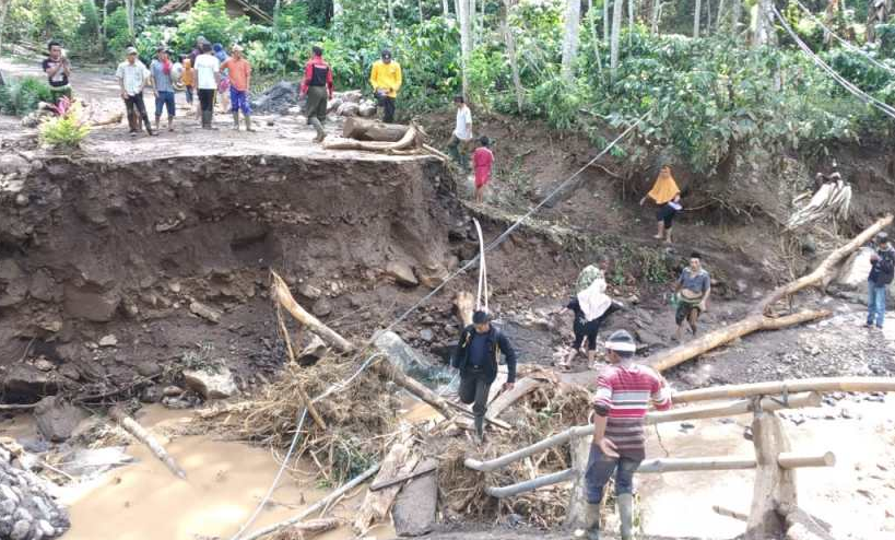 Jembatan di Desa Andungsari Putus Akibat Banjir Bandang, 566 KK Terisolasi
