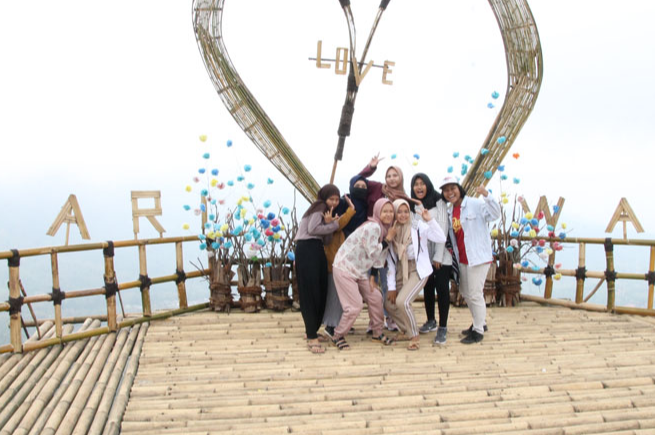 Pesona Bukit Seribu Selfie di Kaki Bromo, Lanskap Panorama yang Indah