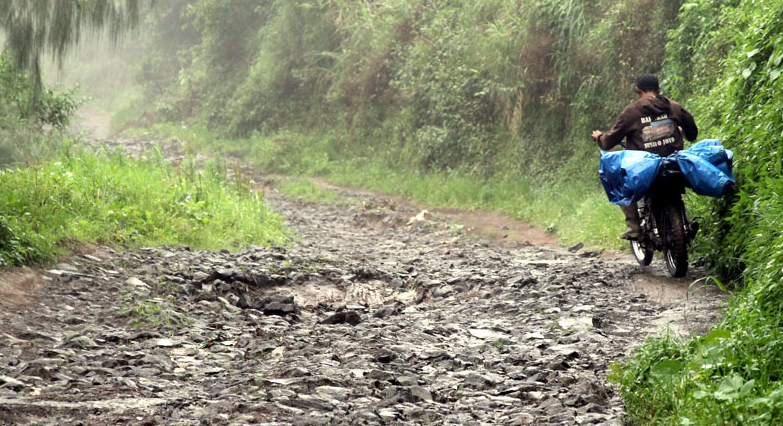 Jalan Empat Desa Menuju Puncak-29 Rusak Parah