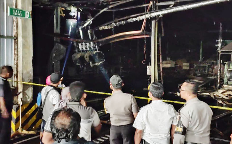 Pabrik Triplek Terbakar, 4 Karyawan Dilarikan Ke Rumah Sakit