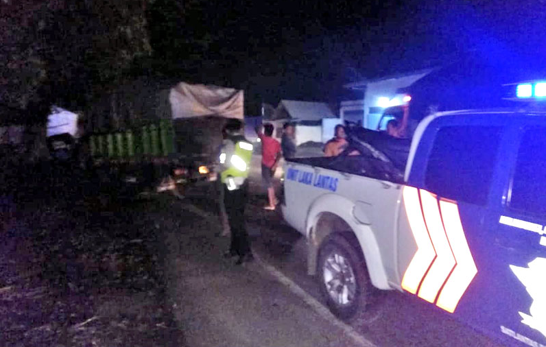 Tak Konsentrasi, Pemotor Tabrak Truk Macet, Laka Libatkan Tiga Kendaraan