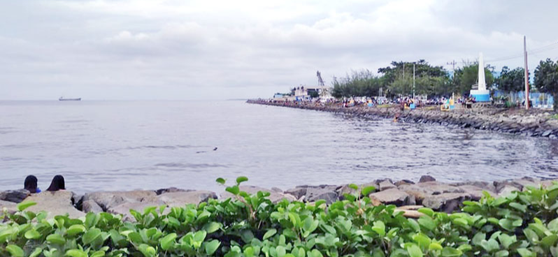 Pantai Mayangan, Minim Fasilitas, Selalu Ramai Pengunjung