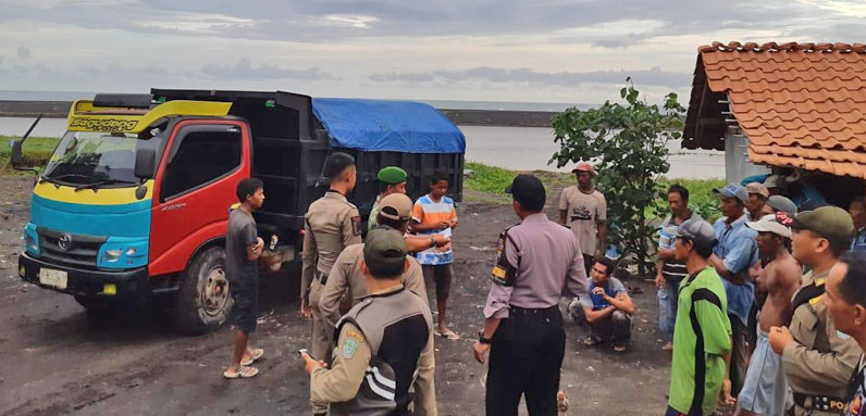 Amankan 5 Dump Truck Pasir Penambang Liar di Pantai Watu Kecak Pasirian