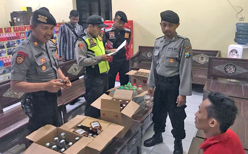 Polres Probolinggo Sita Puluhan Botol Miras