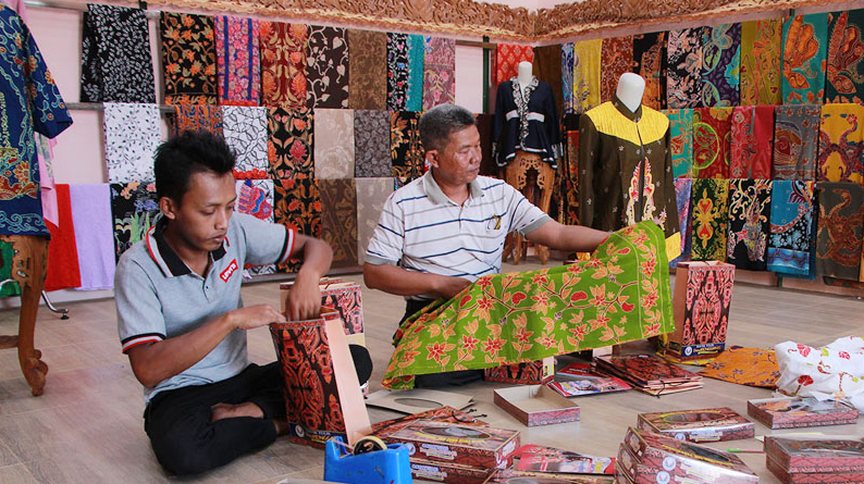 Perajin Batik Kejar Target, Selesaikan 48 Ribu Lembar Seragam Batik