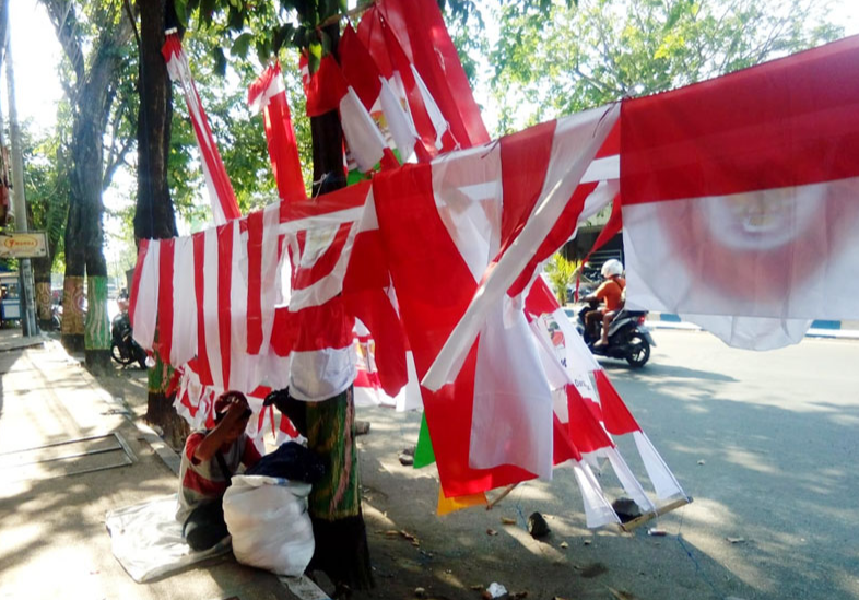Penjual Bendera Asal Bandung Mulai Banjiri Probolinggo