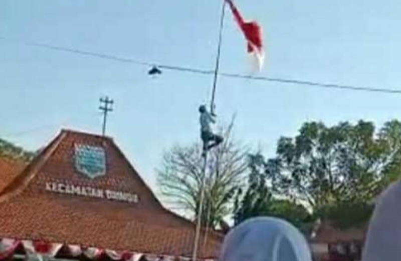 Tali Bendera Terlilit, Siswa SMAN Dringu Panjat Tiang Bendera
