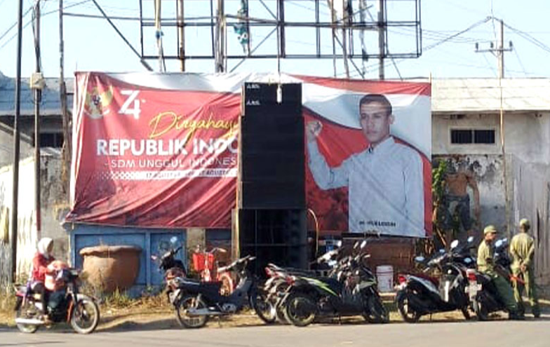 Warga Protes Banner Caleg Tutupi Logo Garuda
