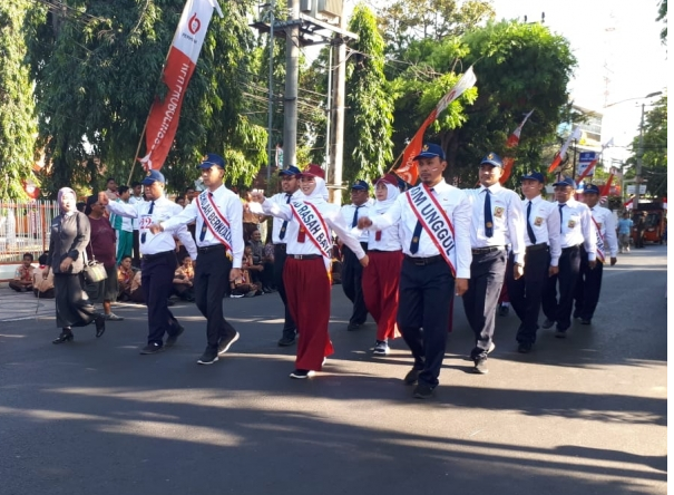 Gerak Jalan Berkostum SD-SMP, Diskominfo Hibur Penonton