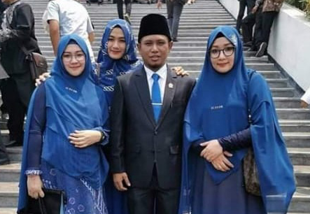 Terpilih Kembali, Lora Fadil Boyong 3 Istrinya ke Senayan