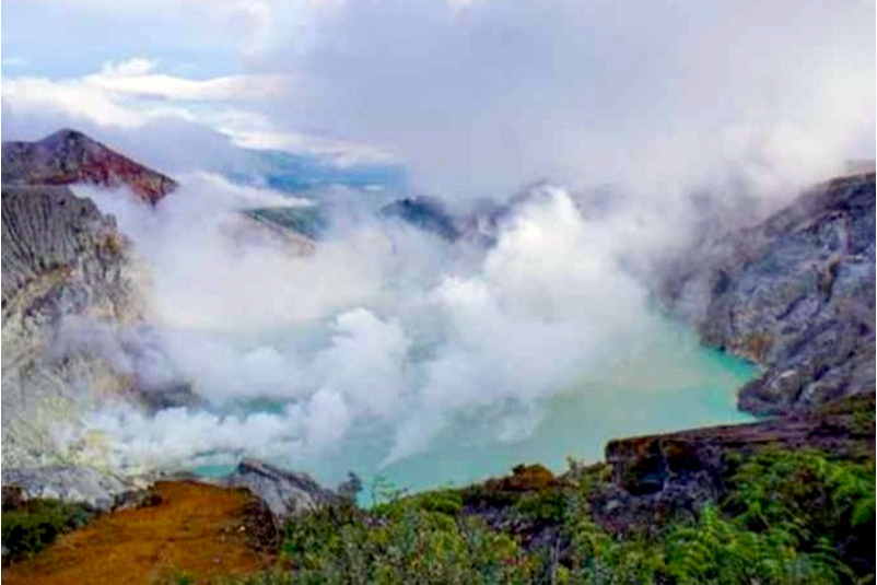 Kawah Ijen Kembali Semburkan Gas Beracun