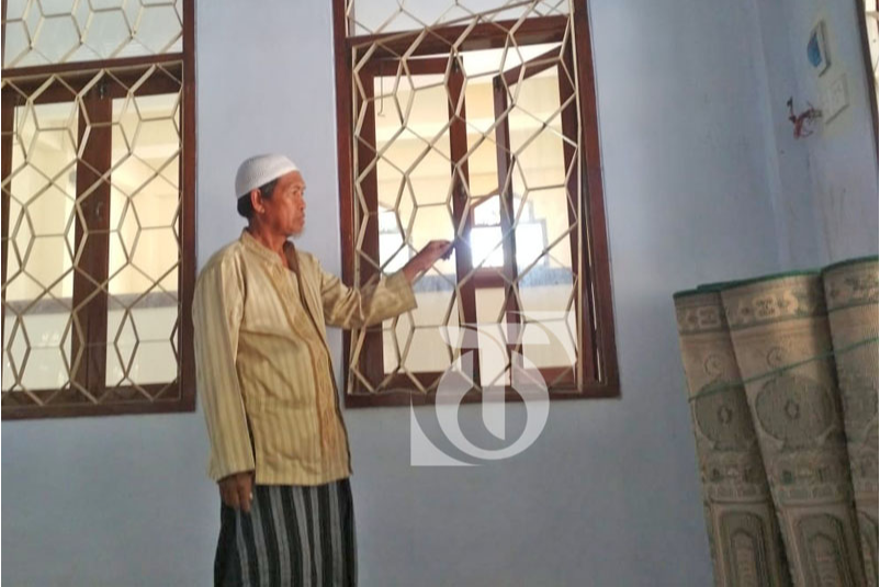 Terekam CCTV, Maling Membobol Kotak Amal