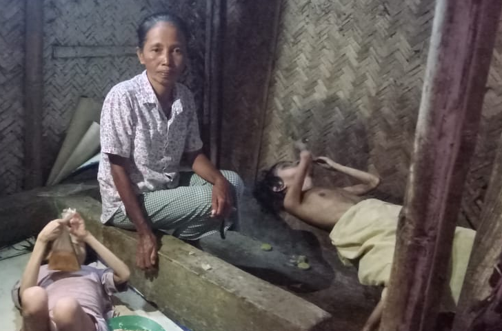 Tinggal di Gubuk Reyot, Janda di Jember Rawat Dua Anaknya yang Lumpuh dan Buta