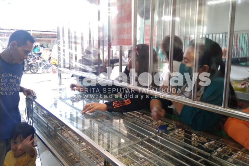 Harga Emas Meroket, Pedagang Kelimpungan
