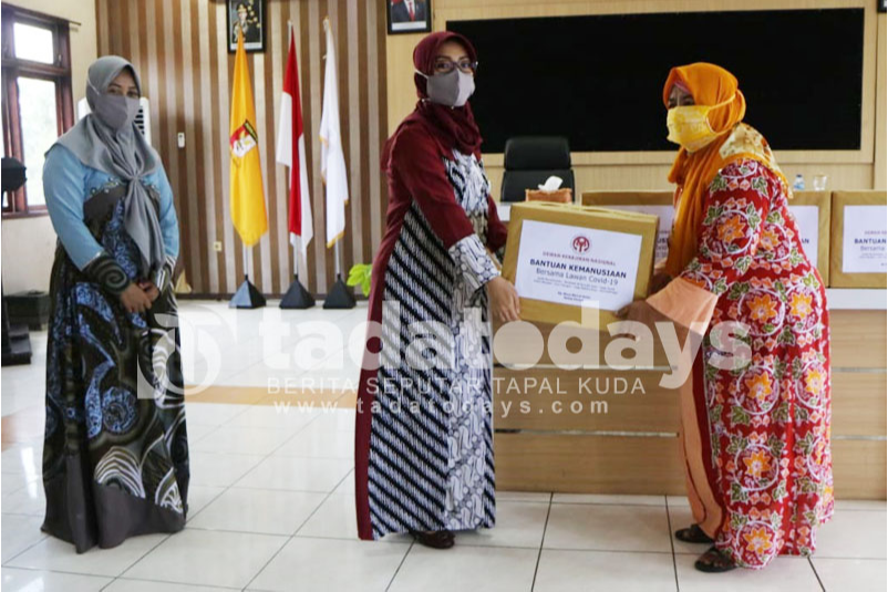 Pandemi Covid19, Dekranas dan Bhayangkari Salurkan Bantuan untuk Perajin Batik