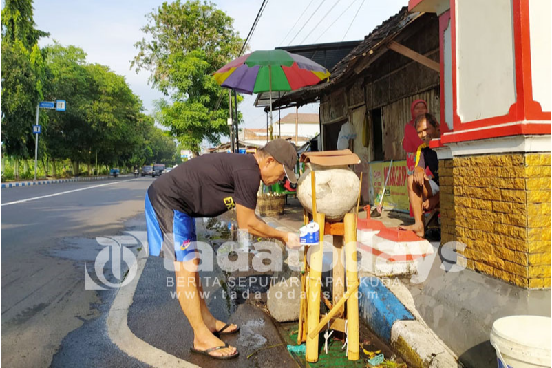 Tak Kunjung Dapat Bantuan, Warga Buat Sendiri Wastafel dari Kendi