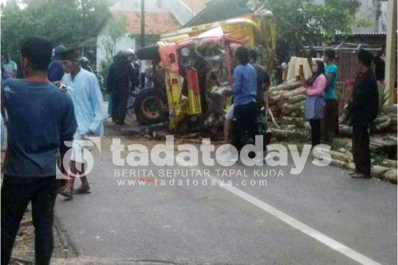 Rem Blong, Truk Muat Kayu Sengon Serempet 4 Orang, Tabrak Gardu dan Pagar Masjid