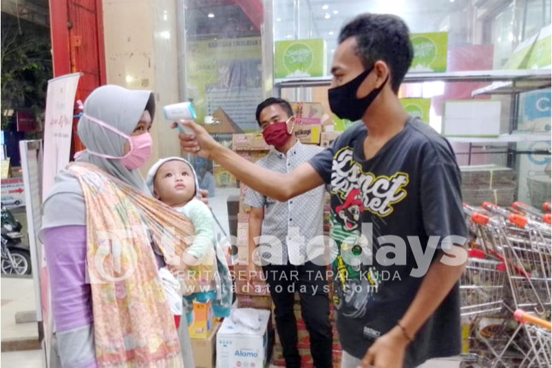 Swalayan di Kraksaan Patuhi Protokol Kesehatan, Wajibkan Karyawan-Pengunjung Pakai Masker hingga Cuci Tangan