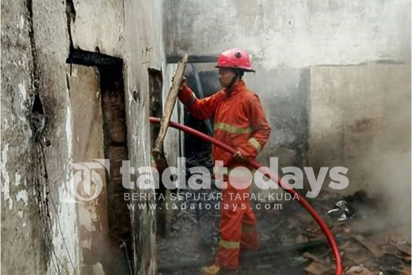 Rumah, Warung, dan Motor Pedagang Bensin Eceran di Jember Ludes Terbakar