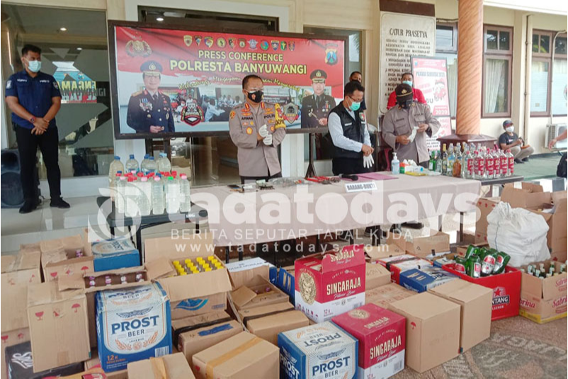 Cegah Pesta Miras saat Tahun Baru, Polresta Banyuwangi Musnahkan Ribuan Botol Miras