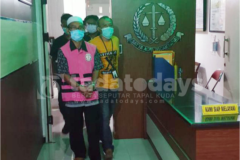 Diduga Selewengkan Tanah Desa, Kades Gambiran Ditahan Kejari Jember