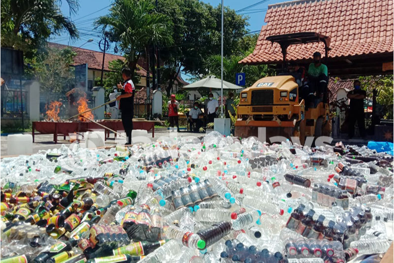 Kejari Banyuwangi Musnahkan Barang Bukti dari 381 Perkara