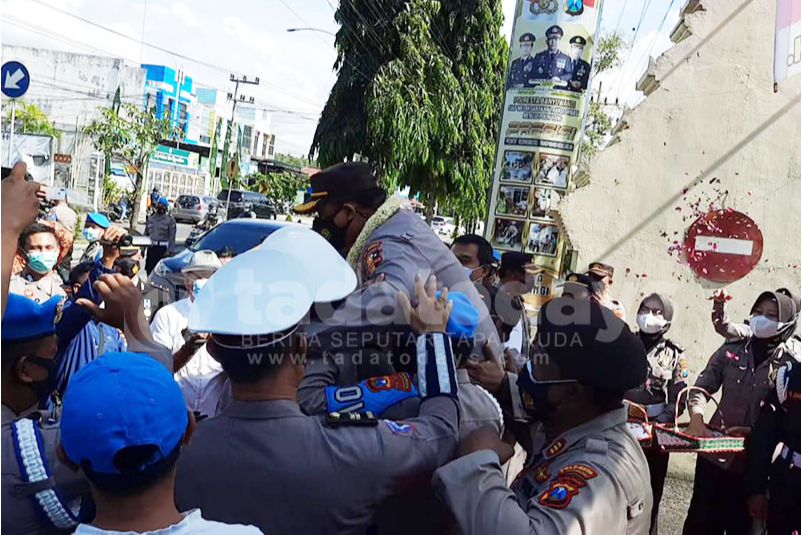 Tinggalkan Polresta Banyuwangi, Kombes Pol Arman Digendong Anggotanya