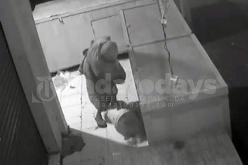 Terekam CCTV, Emak-emak Tumpahkan Tahu Pedagang Pasar