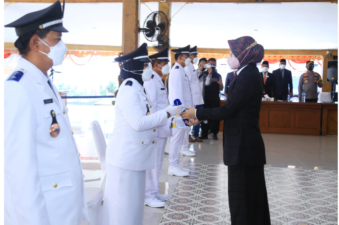Lantik 61 Kades Terpilih, Bupati Tantri: Pelajari Peraturan DD-ADD