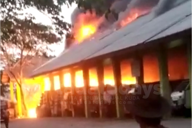 TPA Anggrek Terbakar Hebat, 5 Truk dan Ratusan Gerobak Hangus