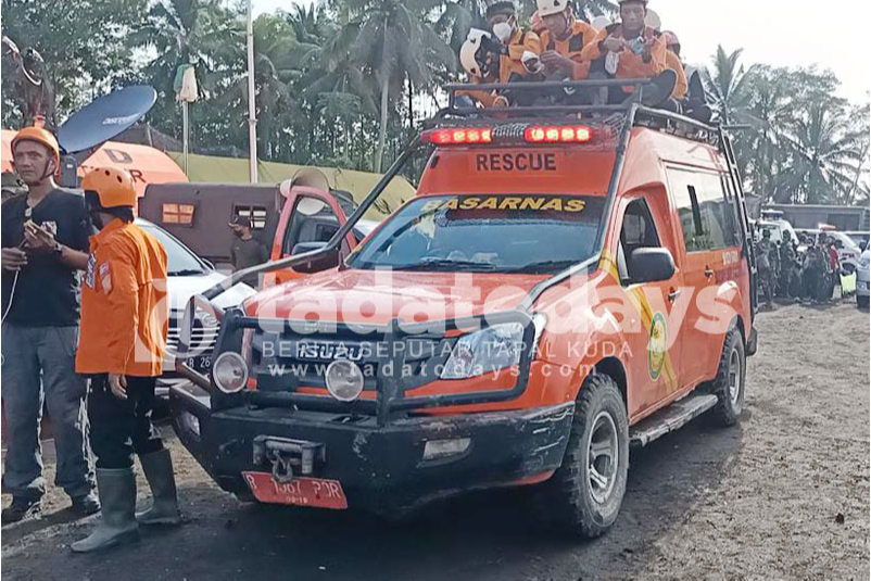 Mengikuti Jejak Tim Pencari Korban Erupsi Gunung Semeru, Cuaca Jadi Kendala