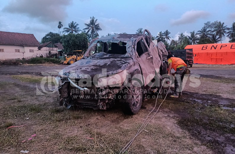 Usai Evakuasi Korban, Kendaraan Ini Terjebak Terjangan Lahar Dingin Semeru