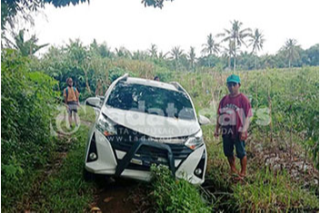 Tabrak Pemotor, Pengemudi Toyota Calya di Banyuwangi Kabur dan Tinggalkan Mobilnya