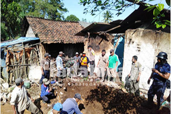 Dapur Rumah Warga Kalibaru Terkena Longsoran Tanah Tebing