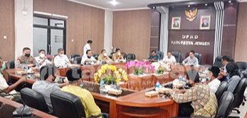 Warga Puger Keluhkan Polusi Udara Pabrik Semen