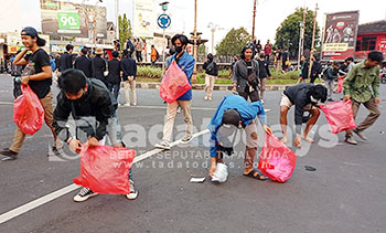 Mahasiswa Jember Patut Dicontoh, Bersih-bersih Sampah Usai Demonstrasi