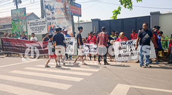 Warga Talangsari Demo Menolak Pelepasan Lapangan Bola