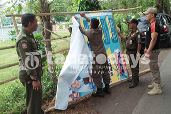Satpol PP Kabupaten Probolinggo Turunkan Puluhan Banner Ilegal