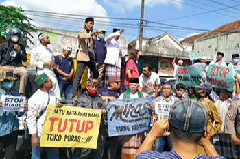 Warga Genteng Demo Menuntut Toko Miras Ditutup