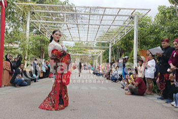 Fesyen Merah Putih Meriah, Ghazar Rizkiyah dari Pakuniran Juara