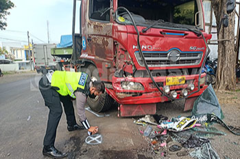 Laka Tiga Kendaraan di Pajarakan, Satu Pemotor Jadi Korban