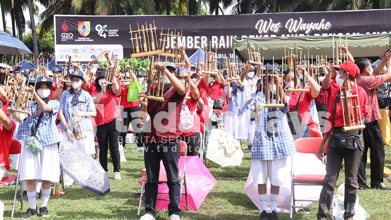 3.200 Angklung Dimainkan di Alun-Alun Jember, Raih Rekor MURI