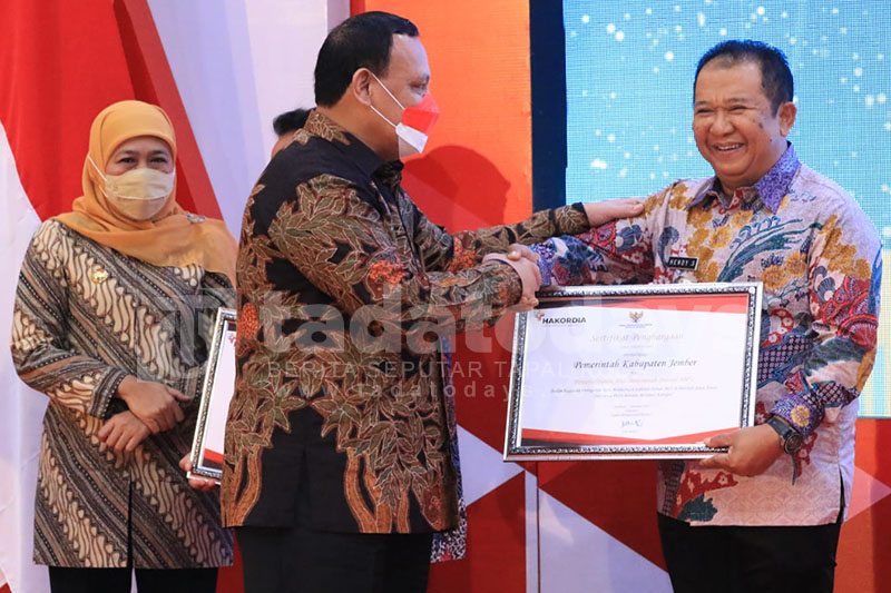 Ketua KPK RI Beri Penghargaan Bupati Jember Sertifikasi Aset Seratus Persen