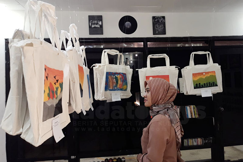 Pameran Doradasih, 16 Lukisan di Totebag bentuk Mimpi Anak Panti Asuhan
