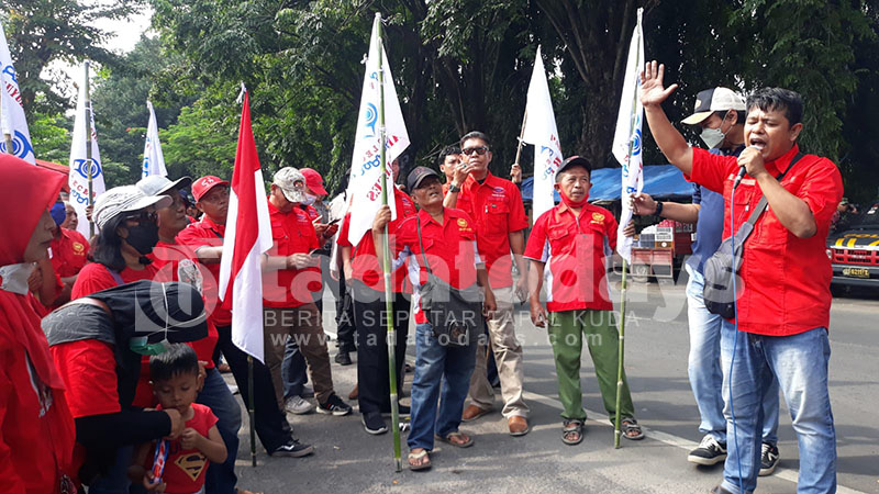 Ratusan Eks Karyawan PT Kertas Leces Demo, Tuntut Sisa Gaji
