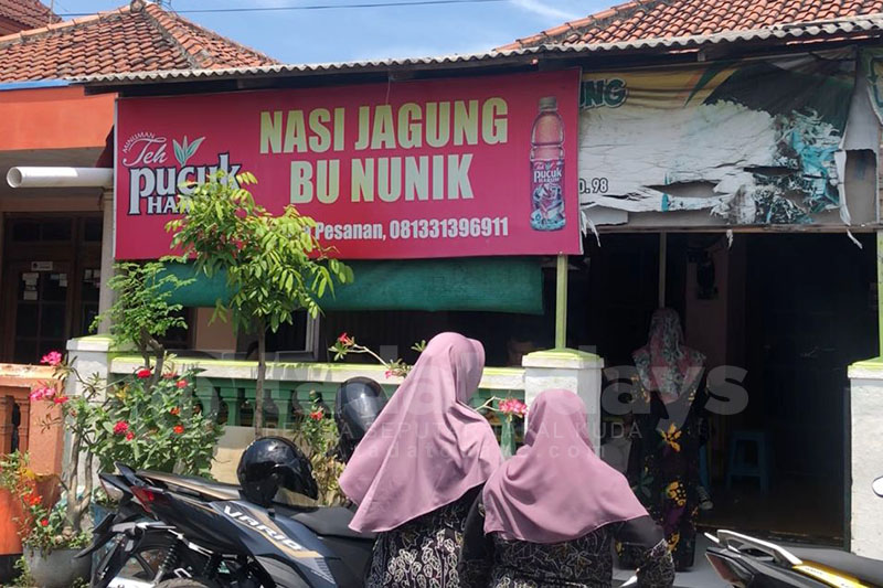 Warung Legendaris Probolinggo: Nasi Jagung Bu Nunik, Porsi Ekstra Jumbo