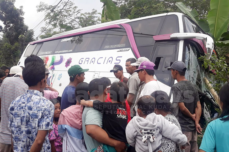 Bus Pariwisata Hantam 6 Kendaraan di Pasar Lumbang, 6 Terluka