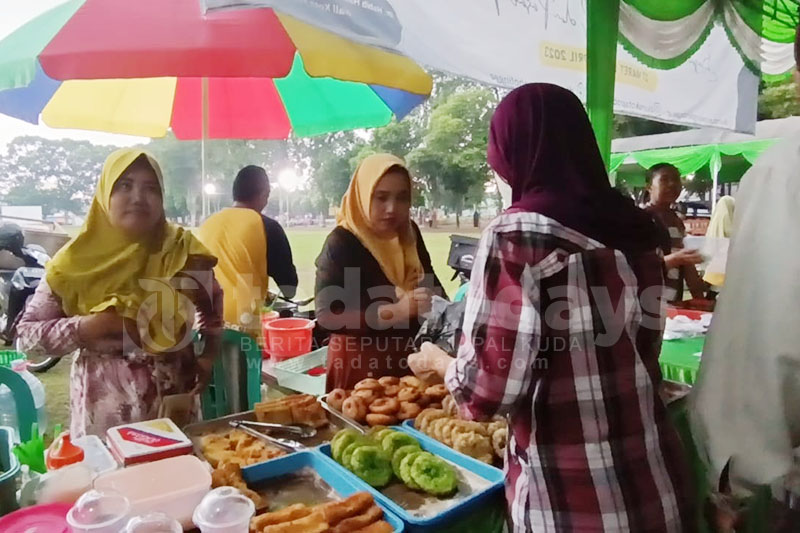 Bazar Ramadan di Alun-Alun Kota Probolinggo, Suguhkan Aneka Jajanan Tradisional