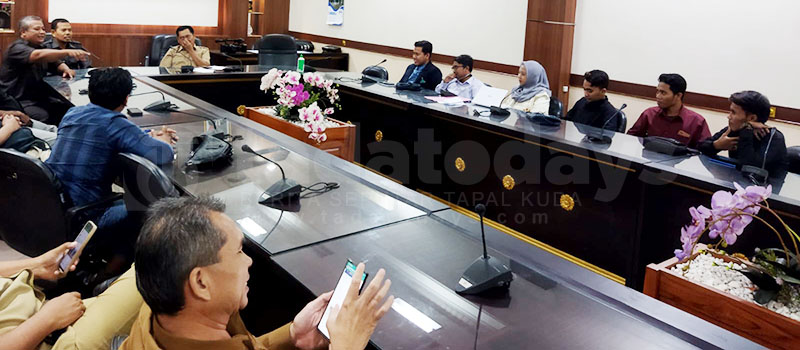 Datangi DPRD, Aliansi BEM Se-Jember Tolak UU Cipta Kerja
